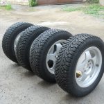 What tires are on the Chevrolet Niva from the factory?